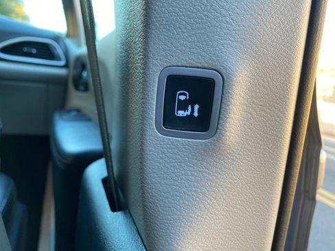 Used 2017 Chrysler Pacifica Touring-L image 32