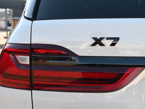 Used 2022 BMW X7 xDrive40i w/ M Sport Package AWD/4WD image 31