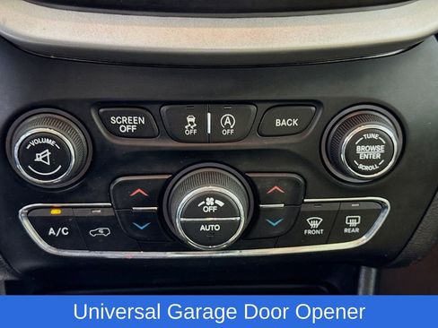 Used 2017 Jeep Cherokee Latitude w/ Comfort/Convenience Group image 21