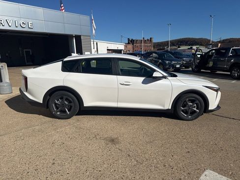 New 2025 Kia K4 LXS image 8