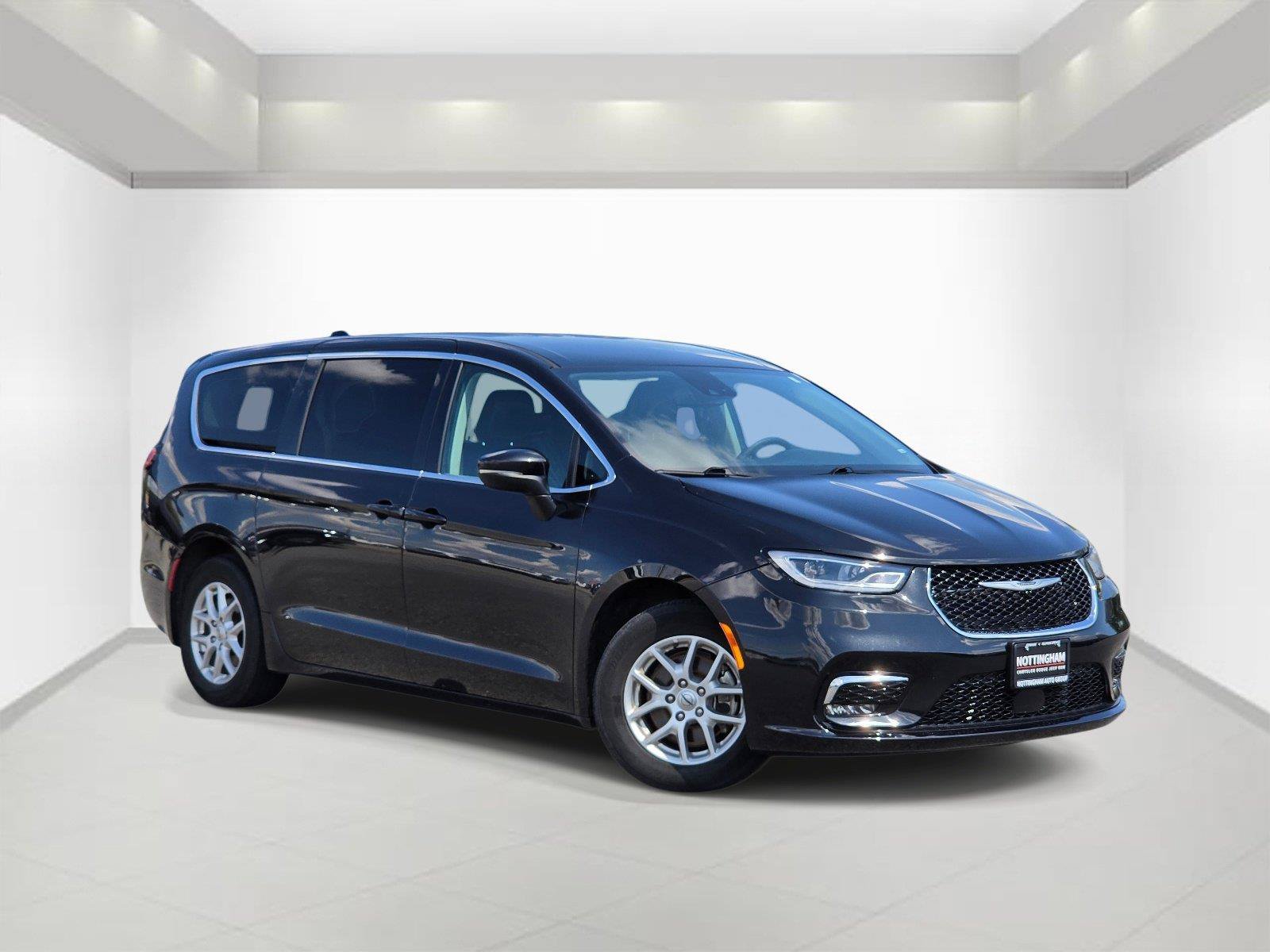 Used 2023 Chrysler Pacifica Touring-L FWD image 1