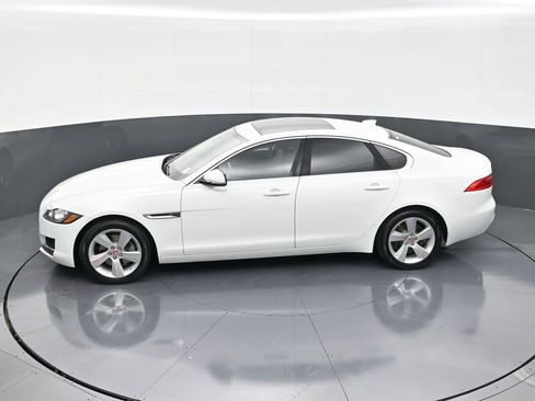 Used 2018 Jaguar XF image 12