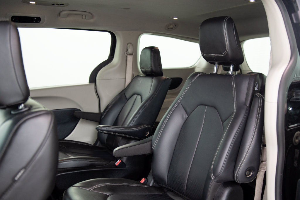 Used 2024 Chrysler Pacifica Limited FWD image 9