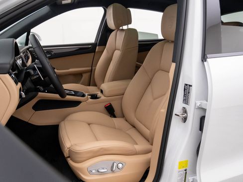 Certified 2026 Porsche Macan AWD/4WD image 5