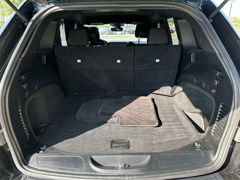 Used 2019 Jeep Grand Cherokee Laredo w/ 18" Wheel & 8.4" Radio Group image 9