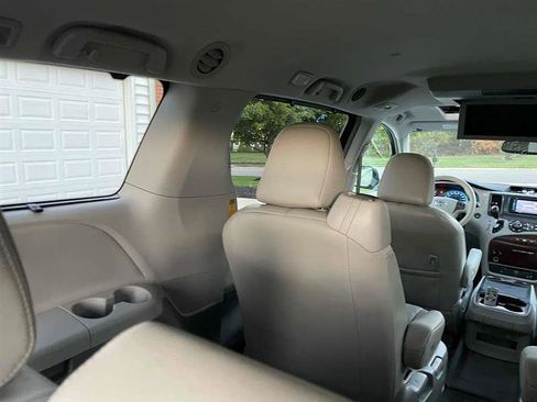 Used 2014 Toyota Sienna AWD image 22