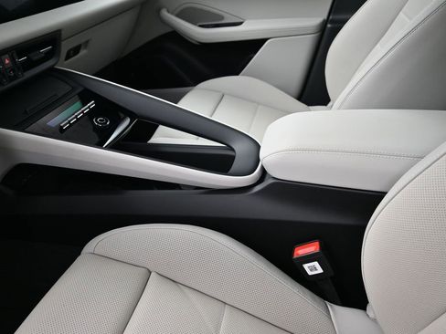 Used 2024 Porsche Macan 4 Electric image 21