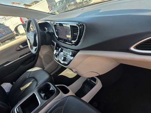 Certified 2024 Chrysler Pacifica Touring-L FWD image 23