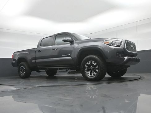 Used 2017 Toyota Tacoma TRD Off-Road w/ Premium & Technology Package AWD/4WD image 55