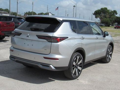 New 2025 Mitsubishi Outlander SE image 3