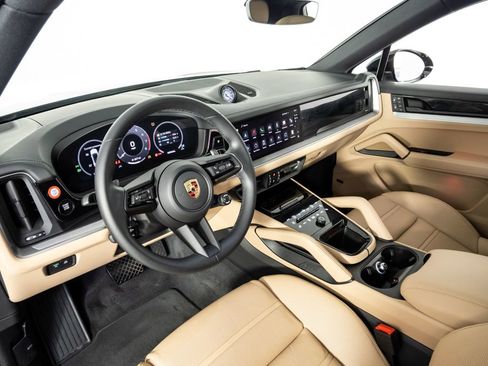 Certified 2024 Porsche Cayenne Coupe image 4