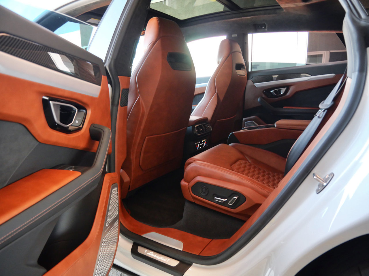 Used 2020 Lamborghini Urus AWD/4WD image 19