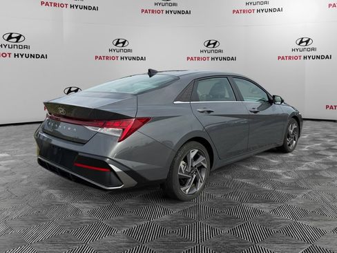 Used 2025 Hyundai Elantra SEL FWD image 3