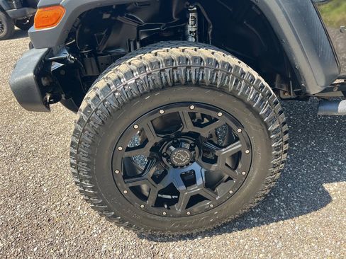 Used 2020 Jeep Gladiator Sport w/ Quick Order Package 24S AWD/4WD image 19