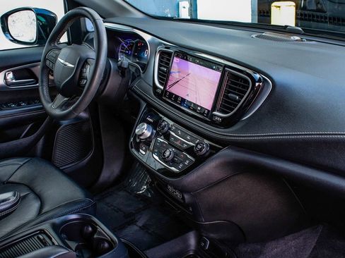 Used 2022 Chrysler Pacifica Touring-L w/ Uconnect Theater Family Group FWD image 42