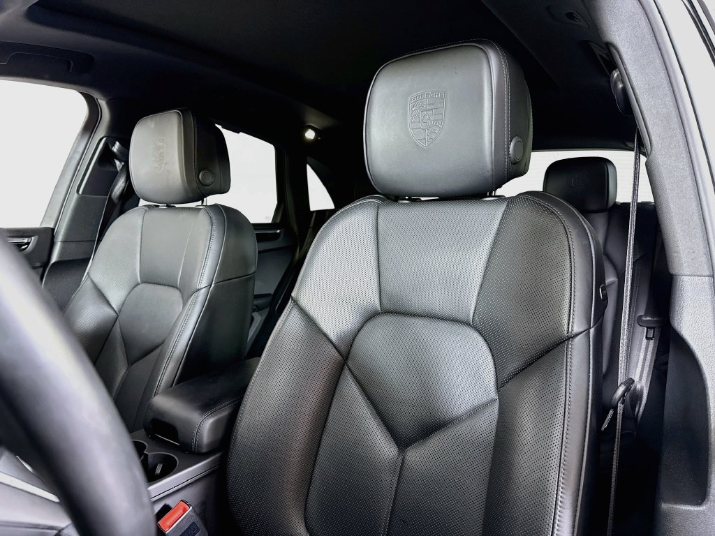 Certified 2025 Porsche Macan AWD/4WD image 5