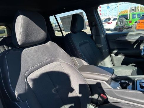 New 2025 Jeep Grand Cherokee 4WD image 32