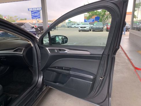 Used 2017 Ford Fusion SE w/ Fusion SE Technology Package FWD image 11
