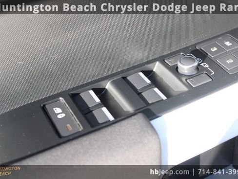 Used 2023 Land Rover Defender 110 SE image 12