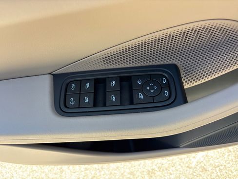 Used 2025 Porsche Macan Electric RWD image 19