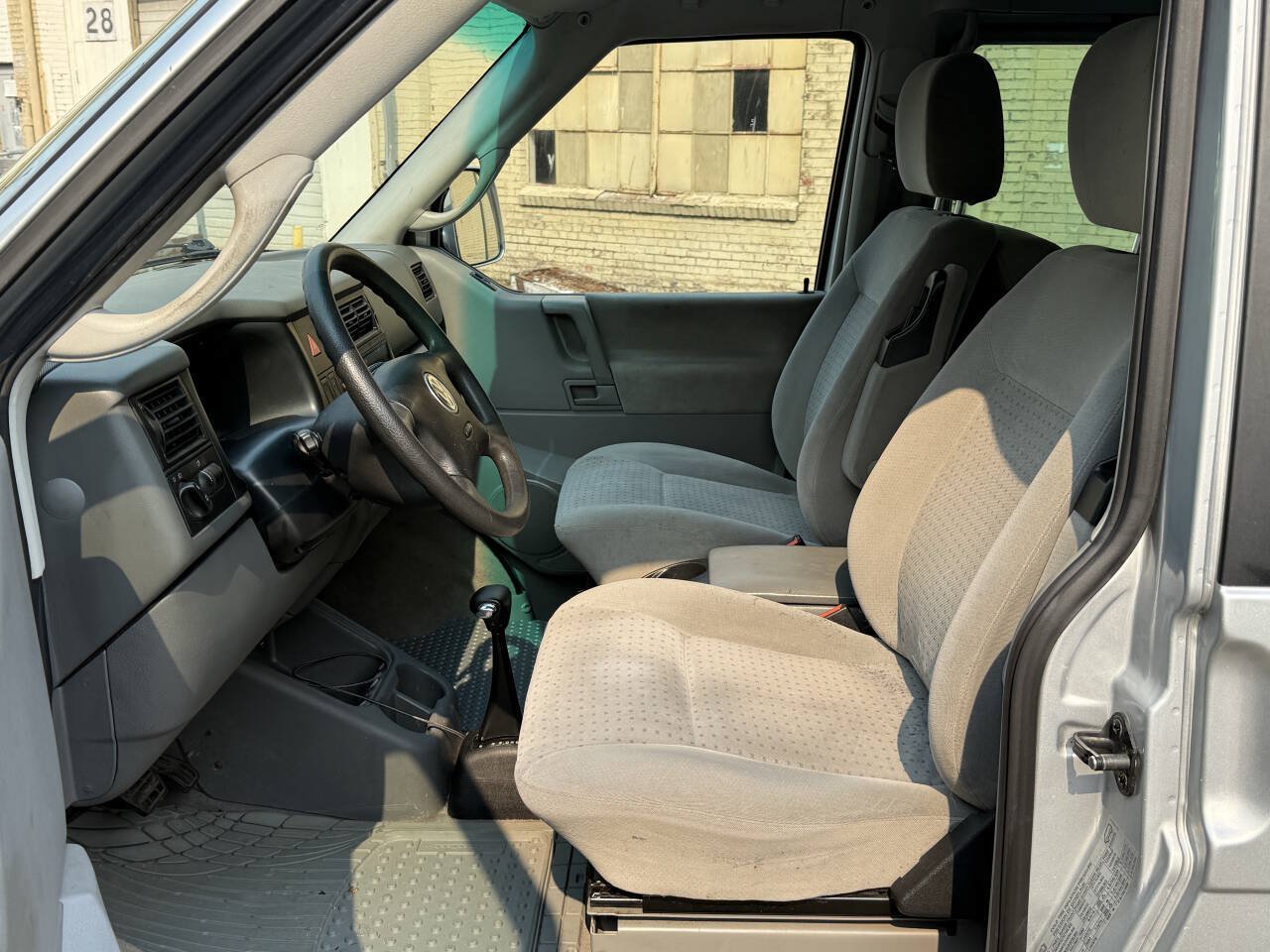 Used 2003 Volkswagen Eurovan MV FWD image 9