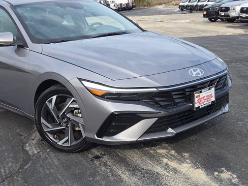 Used 2025 Hyundai Elantra SEL FWD image 2
