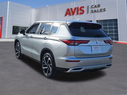 Used 2024 Mitsubishi Outlander SE image 3