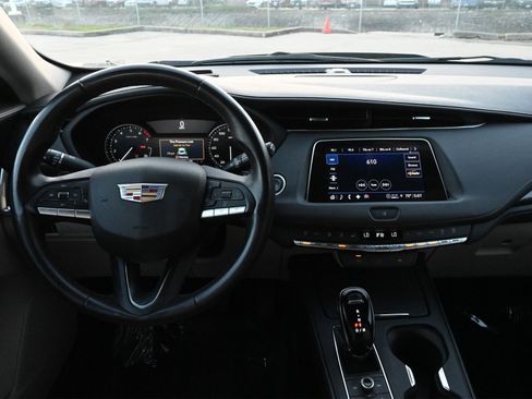 Used 2023 Cadillac XT4 Premium Luxury image 9