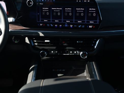 Used 2025 Chevrolet Suburban Premier image 25