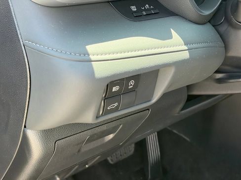 Used 2025 Toyota Highlander LE FWD image 7