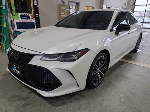 Used 2019 Toyota Avalon Touring w/ Advanced Safety Package image 2