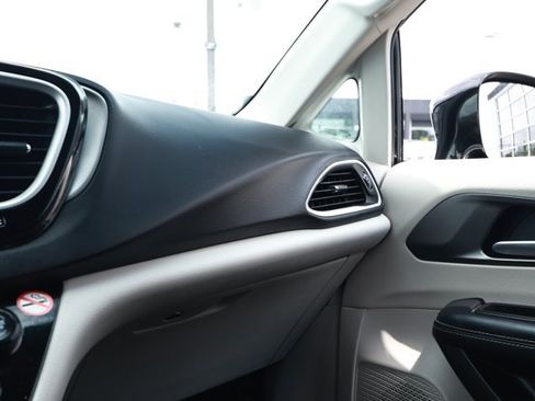 Used 2024 Chrysler Pacifica Touring-L FWD image 25
