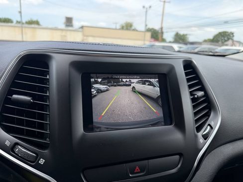 Used 2019 Jeep Cherokee Latitude w/ Popular Appearance Group FWD image 18