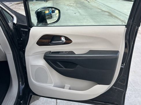 Used 2023 Chrysler Pacifica Limited image 15