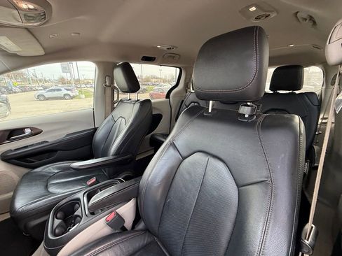Used 2018 Chrysler Pacifica Touring-L image 12