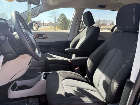 Used 2023 Chrysler Voyager LX FWD image 10