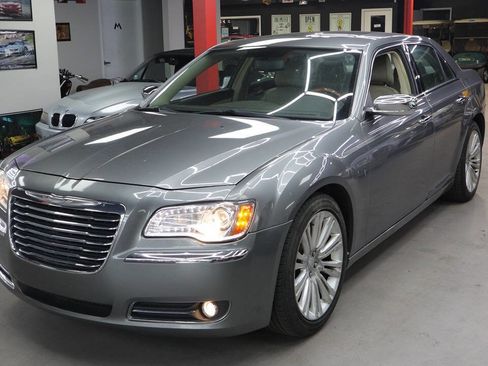 Used 2011 Chrysler 300 Limited w/ Luxury Group image 1