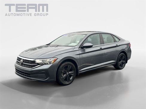 Used 2023 Volkswagen Jetta SE image 3