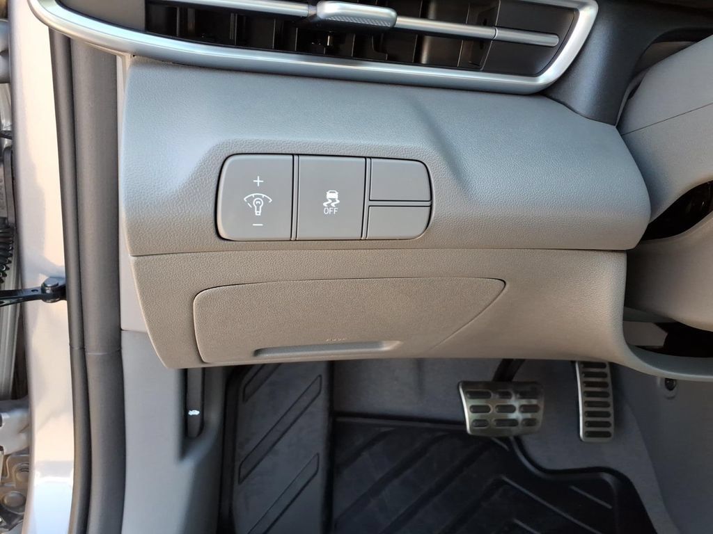 Certified 2026 Hyundai Elantra SEL Sport FWD image 16
