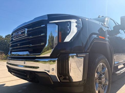 Used 2025 GMC Sierra 3500 SLT w/ SLT Premium Package AWD/4WD image 18