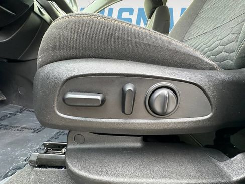 Used 2019 Chevrolet Equinox LT FWD image 16
