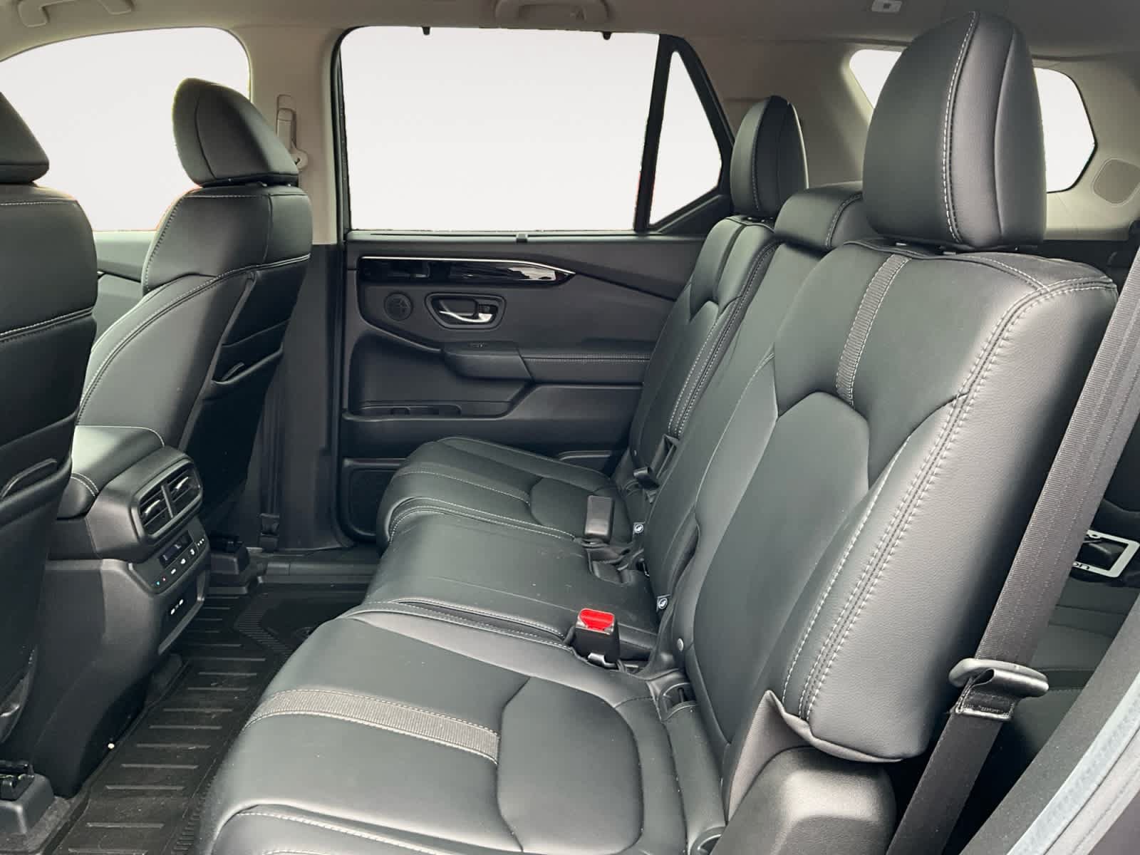 Used 2025 Honda Pilot Touring image 13