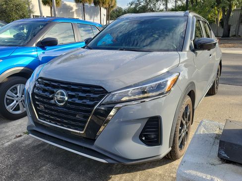 Used 2021 Nissan Kicks SR w/ SR Premium Package FWD image 2
