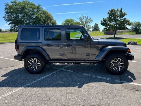 Used 2025 Jeep Wrangler Unlimited Sahara AWD/4WD image 12