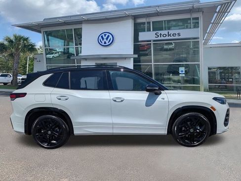 New 2026 Volkswagen Tiguan SE R-Line FWD image 3