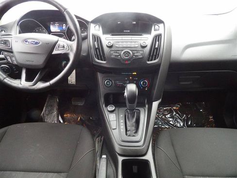 Used 2017 Ford Focus SE w/ Cold Weather Package FWD image 11
