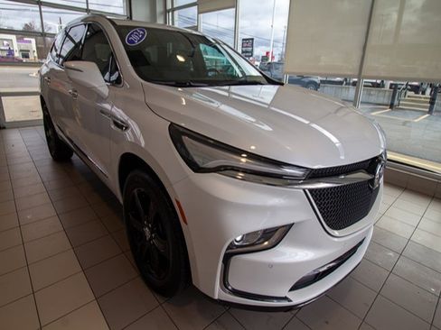 Used 2024 Buick Enclave Essence w/ Sport Touring Edition image 4