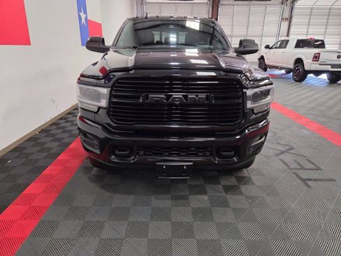 Used 2019 RAM 2500 Laramie w/ Black Appearance Package AWD/4WD image 4
