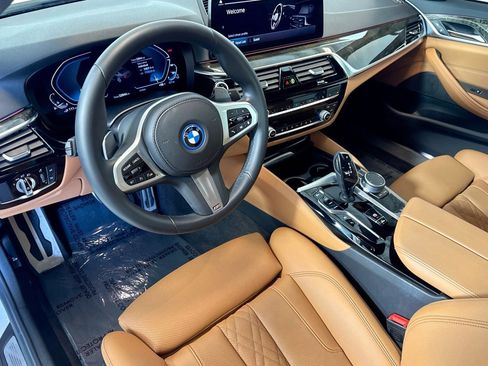 Used 2022 BMW 530e w/ M Sport Package image 9
