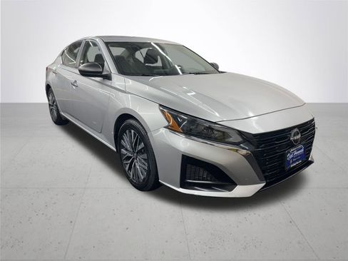 Used 2024 Nissan Altima 2.5 SV image 9